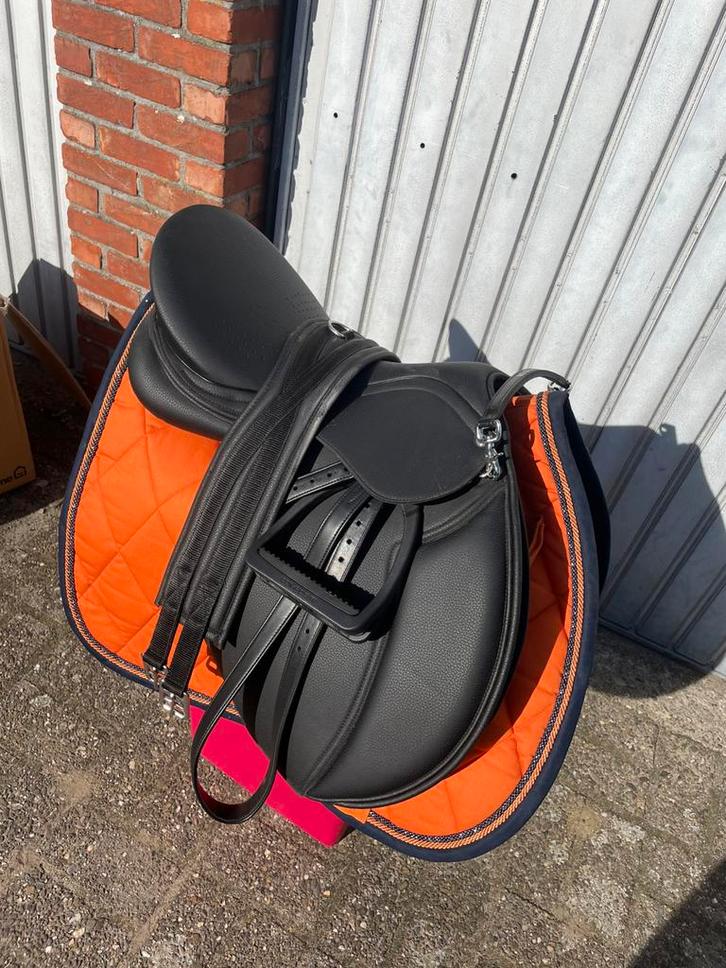 Fouganza Zadel 17,5 inch + NIEUWE accessoires, Dieren en Toebehoren, Paarden en Pony's | Zadels, Nieuw, Recreatie, Ophalen