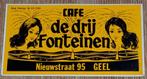 Vintage sticker Café De drij Fonteinen Geel autocollant, Collections, Autocollants, Comme neuf, Autres types, Enlèvement ou Envoi