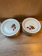 Vintage servies – 24 borden met rozen en gouden bordure, Huis en Inrichting, Ophalen, Zo goed als nieuw, Bord(en), Boerenbont