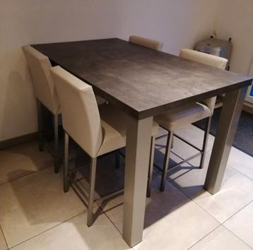 Verhoogde keukentafel 150x90 H90 + 4 lederen stoelen