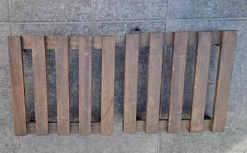 Twee nieuwe planten trolleys in meranti hout.  beschikbaar voor biedingen