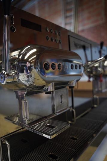 NESPRESSO PRO AGUILA KOFFIETOESTEL beschikbaar voor biedingen