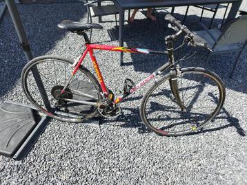 Vélo de course Eddy merckx monté avec guidon droit.