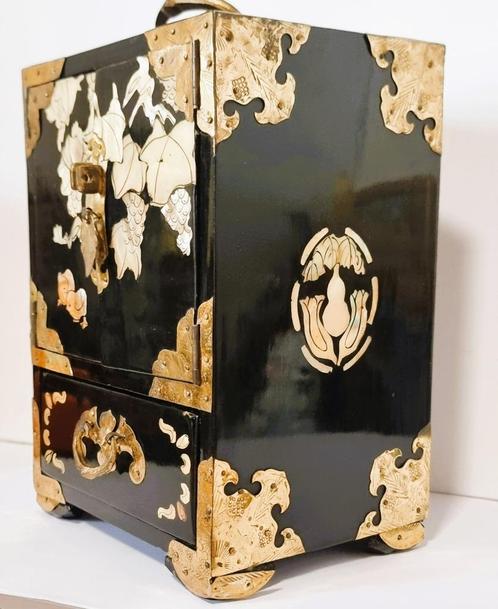 Chinees juwelenkastje met parelmoer en koperbeslag., Antiek en Kunst, Curiosa en Brocante, Ophalen of Verzenden