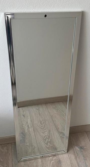 Lichtgewicht spiegel 34x94,5cm beschikbaar voor biedingen