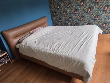 lederen tweepersoons bed beschikbaar voor biedingen