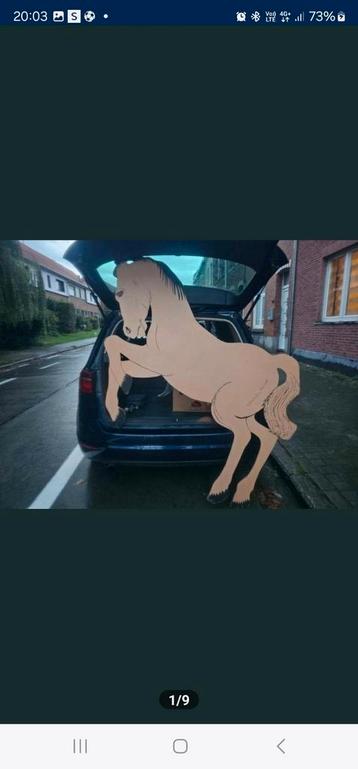 Groot houten paard beschikbaar voor biedingen