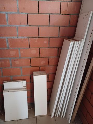 Pakket witte planken (lange en korte) om rekken te maken  beschikbaar voor biedingen