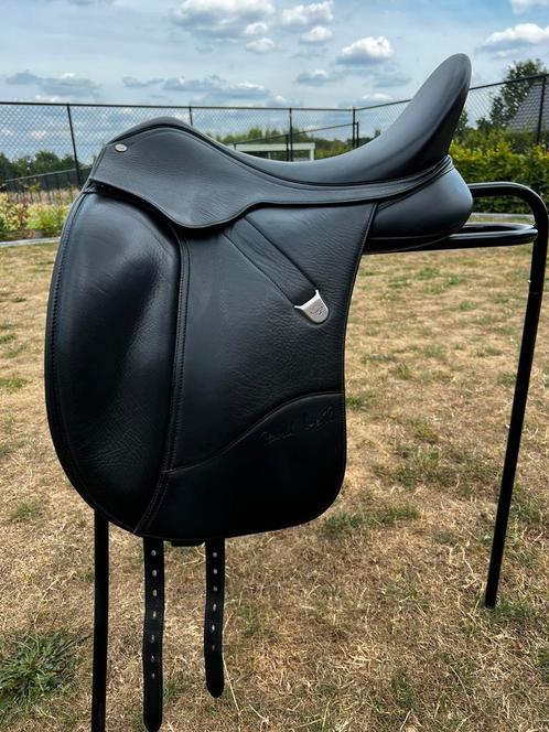 Dressuurzadel Bates Isabell Werth Hart 17.5”, Dieren en Toebehoren, Paarden en Pony's | Zadels, Zo goed als nieuw, Ophalen