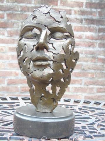 bronzen beeld van een gezicht gesigneerd DALI op marmer. beschikbaar voor biedingen
