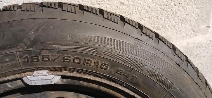 Pneus sur jantes 185 60 R15, Autos : Pièces & Accessoires, Pneus & Jantes, Pneus et Jantes, Pneus hiver, 15 pouces, 185 mm, Neuf