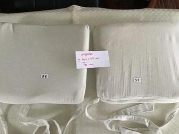 2 witte (en 2 andere) zitkussens met lint voor stoelen beschikbaar voor biedingen