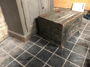 Antiek kist design bijzettafel beschikbaar voor biedingen