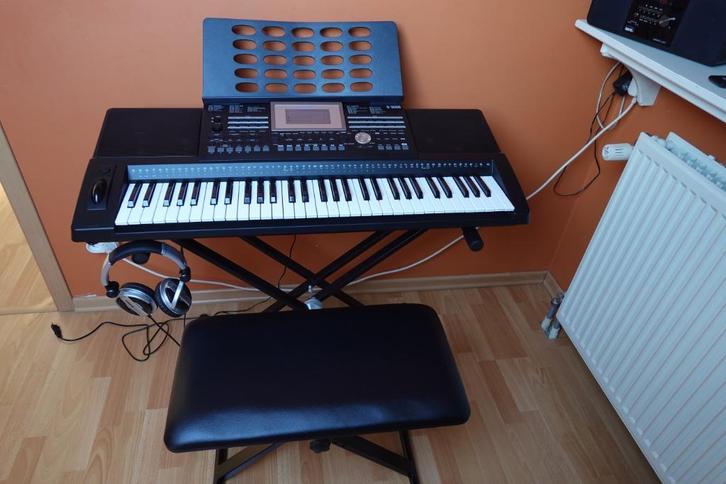 keyboard fame G3000, Muziek en Instrumenten, Keyboards, Zo goed als nieuw, 61 toetsen, Overige merken, Aanslaggevoelig, Met standaard