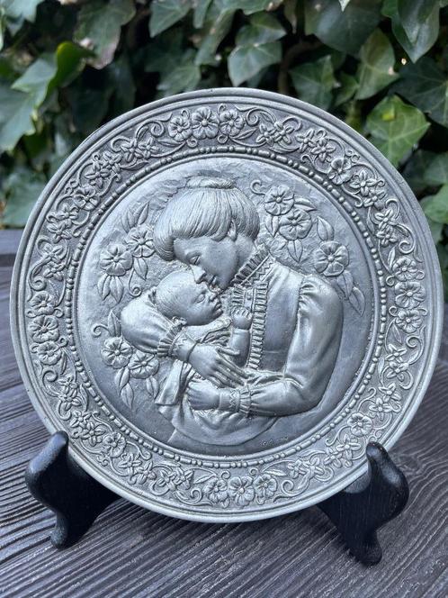 tinnen bord met steun: moeder en kind, Antiek en Kunst, Antiek | Tin, Ophalen of Verzenden