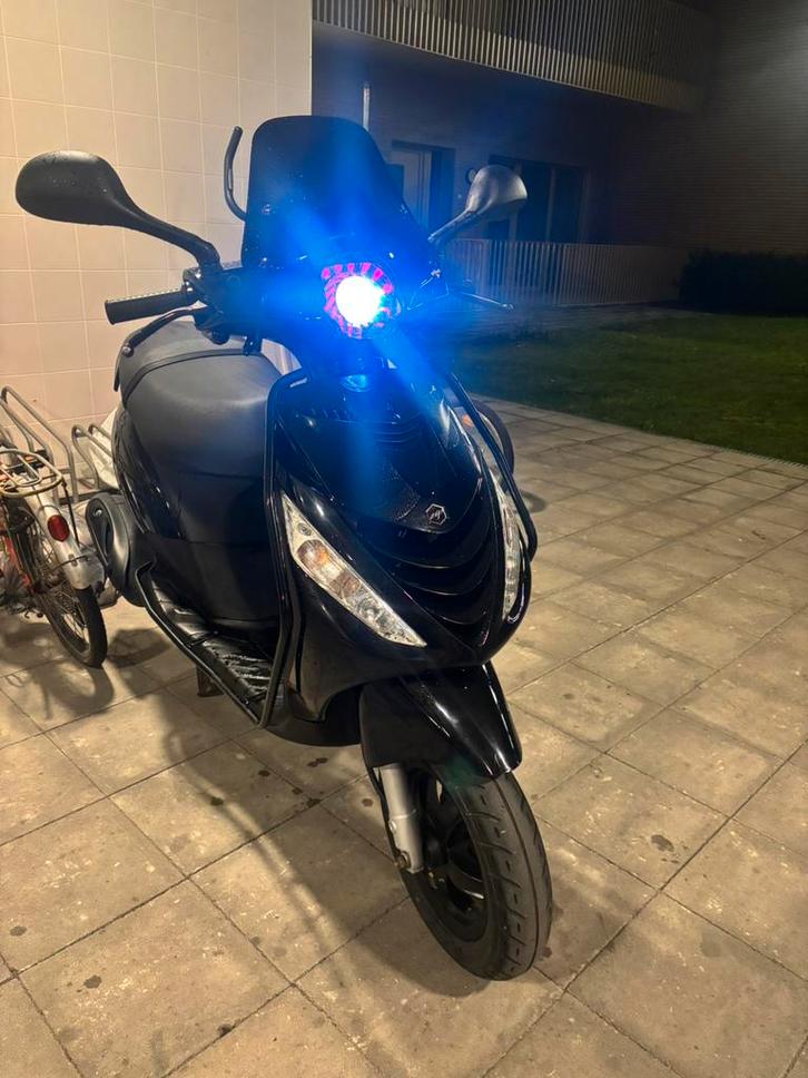 Piaggio zip carbu, Fietsen en Brommers, Scooters | Piaggio, Zo goed als nieuw, Zip, Ophalen of Verzenden