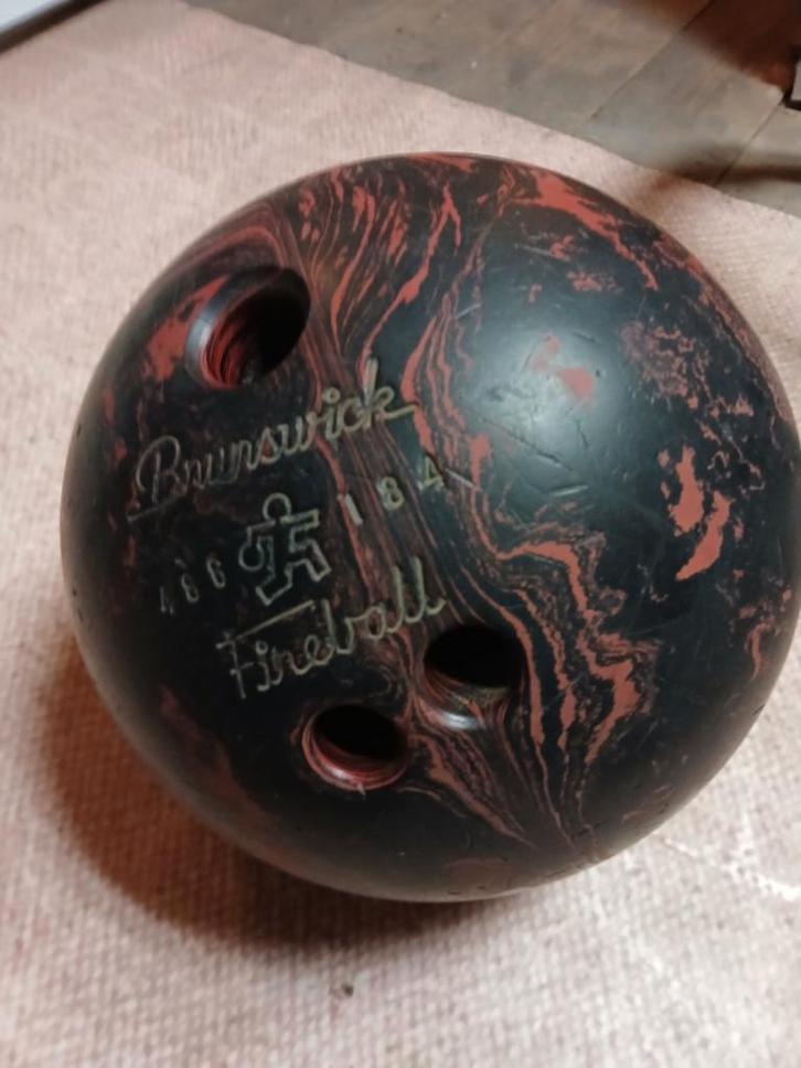 Brunswick Fireball bowlingbal van 14 pond - vintage model, Sport en Fitness, Bowlen, Bal, Ophalen