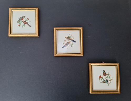 Drie keramische tegeltjes Hemiksem tropische vogels in kader, Antiek en Kunst, Antiek | Keramiek en Aardewerk, Ophalen of Verzenden