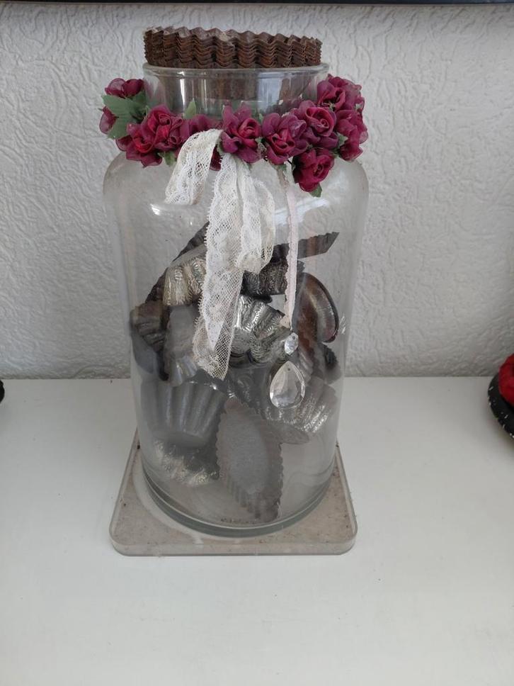 Decoratieve glazen pot gevuld met bakvormen, Antiquités & Art, Curiosités & Brocante, Enlèvement ou Envoi