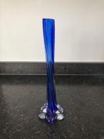 Vintage hoge smalle vaas ( blauw ), Minder dan 50 cm, Glas, Blauw, Ophalen of Verzenden