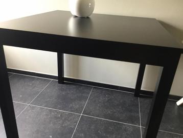 Vierkante hoge tafel beschikbaar voor biedingen
