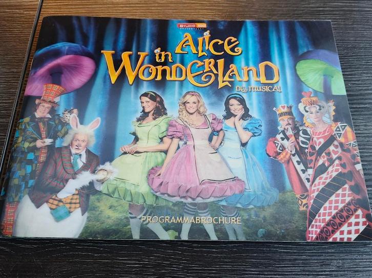 programmaboekje Studio 100 Musical Alice in Wonderland K3, Verzamelen, Film en Tv, Zo goed als nieuw, Ophalen of Verzenden