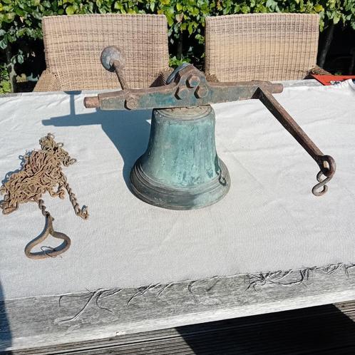 Zeldzame zeer grote bronzen bel met steun en ketting, Antiek en Kunst, Antiek | Brons en Koper, Brons, Ophalen