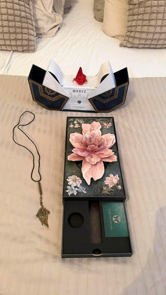 Collier Tomorrowland Orbyz et boîte à trésors fleurie, Collections, Collections complètes & Collections, Enlèvement ou Envoi