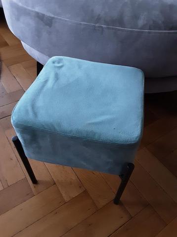 Schattig voetbankje velvet  !  beschikbaar voor biedingen