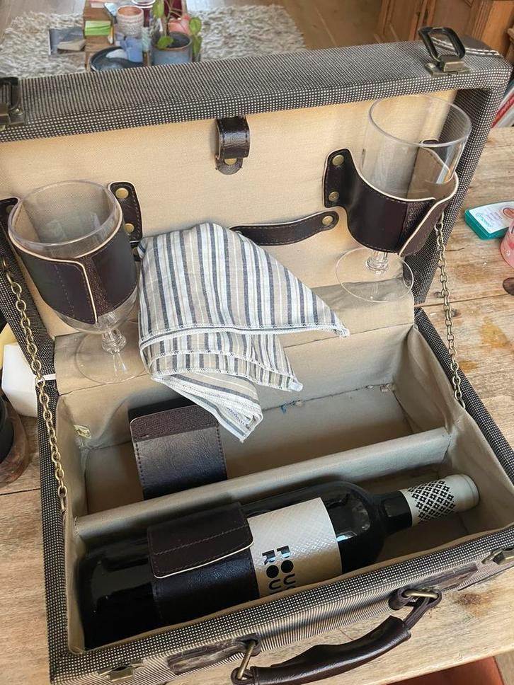 une mallette à vin, Hobby en Vrije tijd, Picknickmanden, Zo goed als nieuw, Ophalen