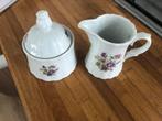Vintage suikerpot en melkkan met bloemmotief, Antiek en Kunst, Antiek | Servies los, Ophalen