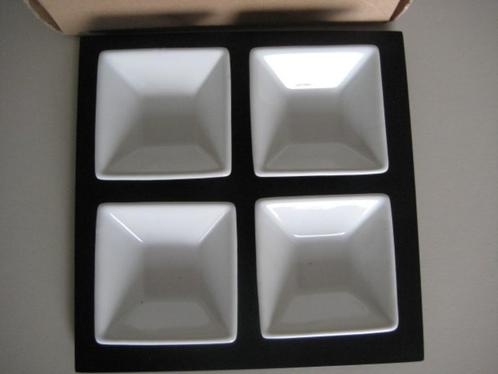 Houtenplank met 4 porseleinen sauskommetjes..Nieuw, Huis en Inrichting, Keuken | Servies, Nieuw, Porselein, Ophalen of Verzenden