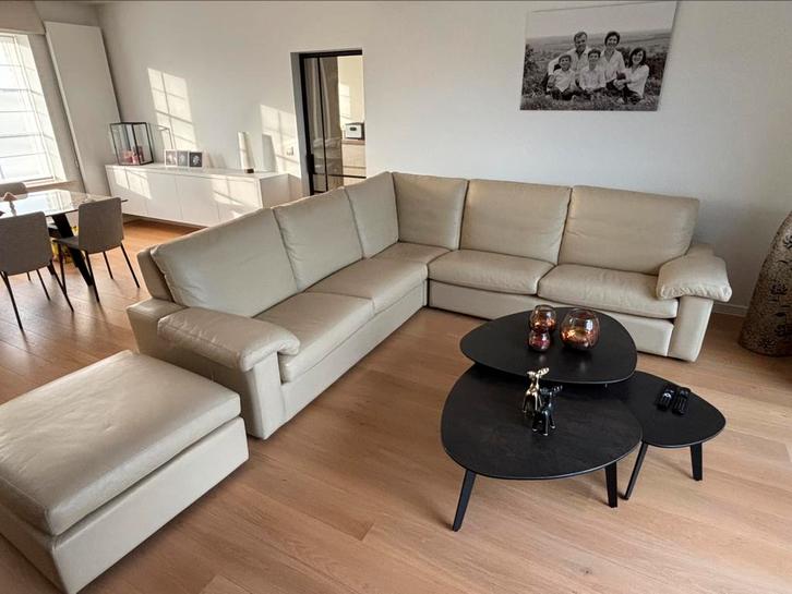Leren hoekzetel + poef – Ecru kleur – Perfecte staat – Ieper, Huis en Inrichting, Zetels | Complete zithoeken, Zo goed als nieuw