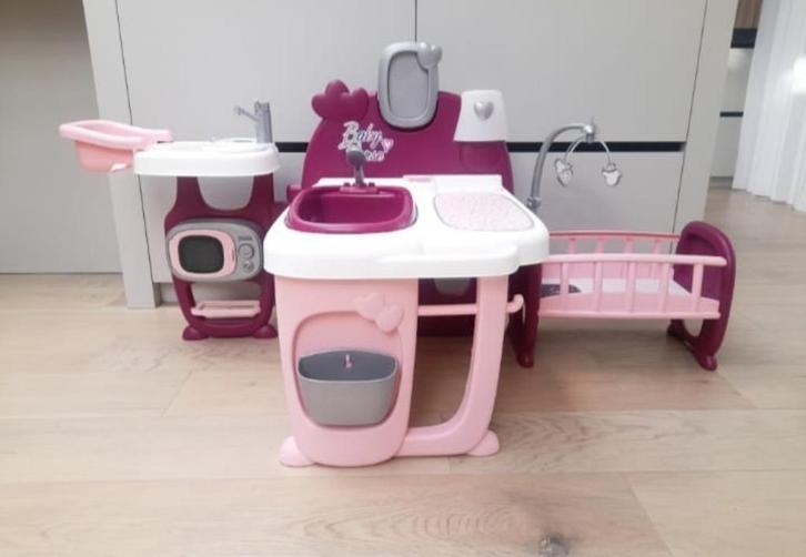 poppen nursery, verzorgingstafel voor pop, poppenbad en bed, Kinderen en Baby's, Speelgoed | Poppen, Zo goed als nieuw, Babypop