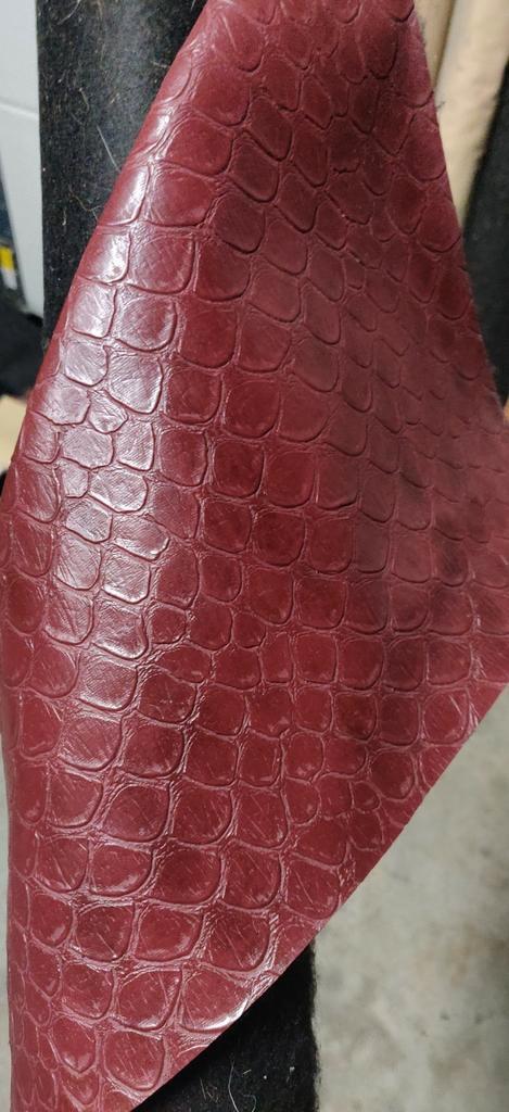 faux cuir . aspect anaconda. Bordeaux., Hobby & Loisirs créatifs, Tissus & Chiffons, Neuf, Enlèvement ou Envoi