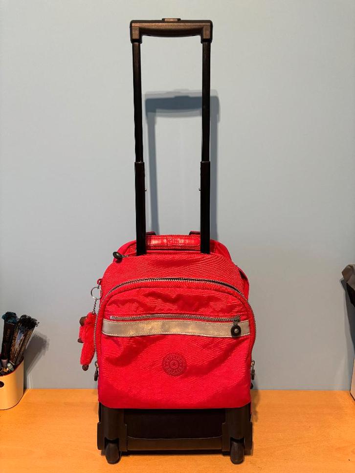 Rode rugzak op wieltjes Kipling, Handtassen en Accessoires, Tassen | Rugtassen, Gebruikt, Kipling, 25 tot 40 cm, 45 tot 60 cm