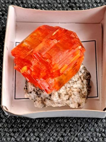 Mineralen en stenen: arcaniet, Enlèvement ou Envoi, Minéral