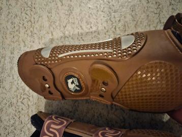 Te Koop: beenbeschermers en springschoenen beschikbaar voor biedingen