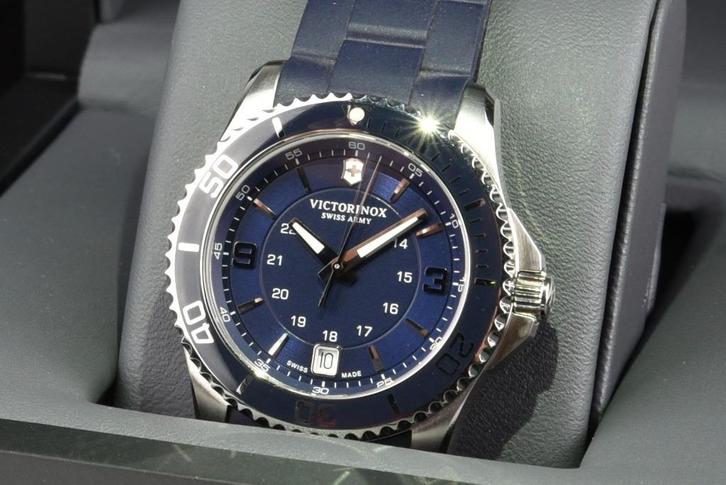 Victorinox Swiss Army Maverick Blauw, Handtassen en Accessoires, Horloges | Dames, Nieuw, Polshorloge, Overige merken, Staal, Kunststof