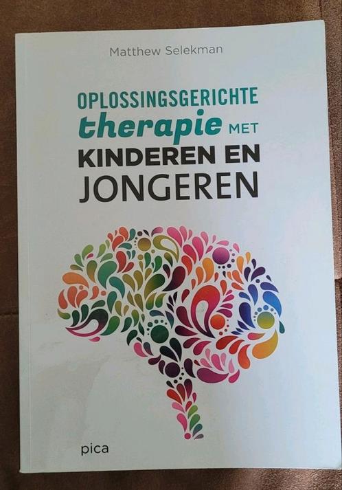 Oplossingsgerichte therapie met kinderen en jongeren, Boeken, Psychologie, Zo goed als nieuw, Ophalen of Verzenden