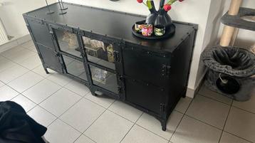 Industriele dressoir beschikbaar voor biedingen