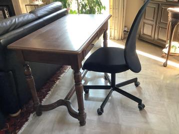 Bureautafel met bureaustoel beschikbaar voor biedingen
