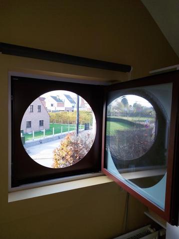 Rond raam in aluminium met buitenscreen beschikbaar voor biedingen