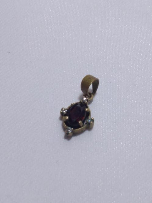 Pendentif vintage en cuivre avec pierre rouge et strass, Bijoux, Sacs & Beauté, Pendentifs, Neuf, Autres matériaux, Rouge, Autres représentations