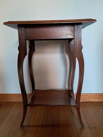 Ancienne table d'appoint beschikbaar voor biedingen