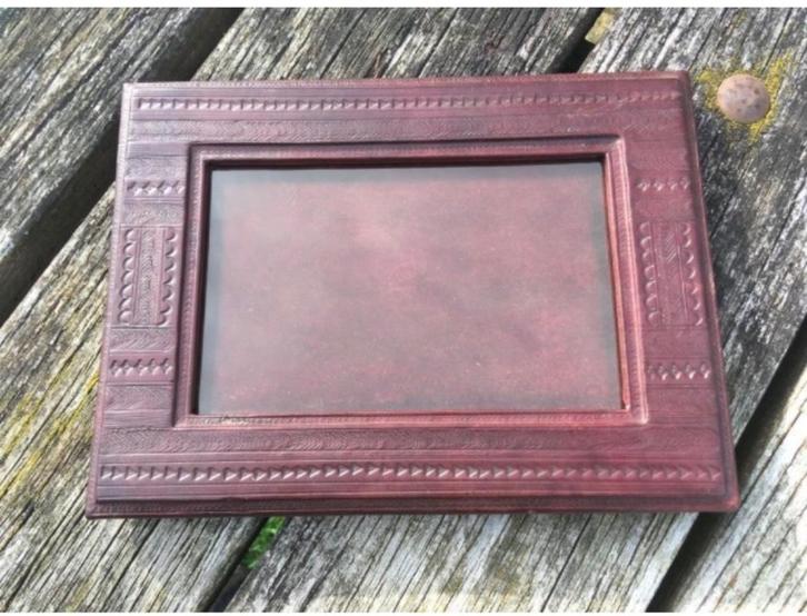 West-Afrikaanse, lederen fotokader met staander, Antiek en Kunst, Kunst | Niet-Westerse kunst, Ophalen of Verzenden