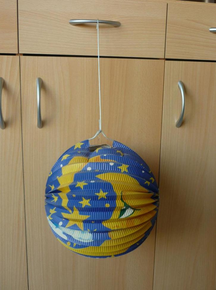 Blauwe bol lantaarn kaars papieren lampion Maan sterren, Huis en Inrichting, Lampen | Hanglampen, Ophalen of Verzenden