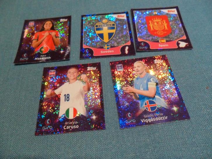 5 paarse topps Euro 2025 damesstickers., Verzamelen, Sportartikelen en Voetbal, Nieuw, Poster, Plaatje of Sticker, Ophalen of Verzenden