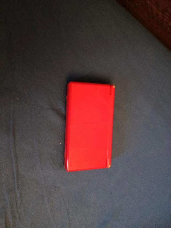 Rode ds lite met tasje en Games, Games en Spelcomputers, Spelcomputers | Nintendo DS, Zo goed als nieuw, Ophalen of Verzenden