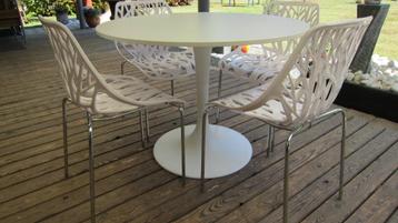 Table design ronde en version tulipe avec un pied stable., 100 à 150 cm, Quatre personnes, Design, Métal